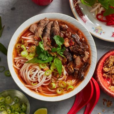 Bún Bò Huế - En Smaksensation som Kombinerar Den Kylt Västerländska Salladen med den Varmkryddade Asiatiska Buljongen!