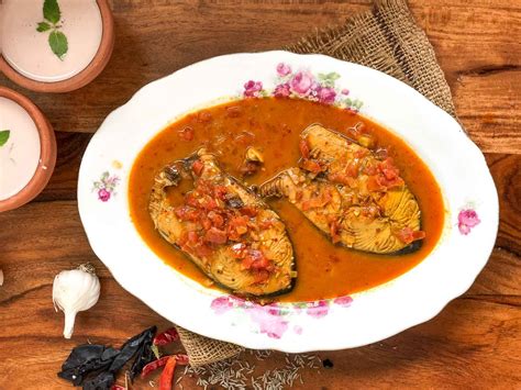  Malvani Fish Curry? A Symphony of Tangy Spices and Delicate Coconut Milk Embrace!