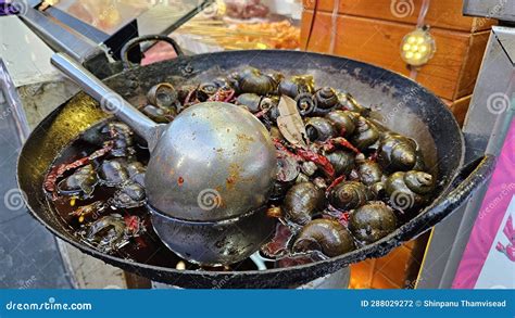  Fangchenggangens Stekta Skaldjur med Söt-Sur sås – En Smaskig Umami-Explosion i Varje Tugga!