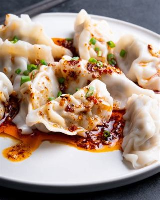  Píjiāo Xiǎomán, En Fängsling av Smakliga Små Gyozas i en Kryddig Varm Wok sås!